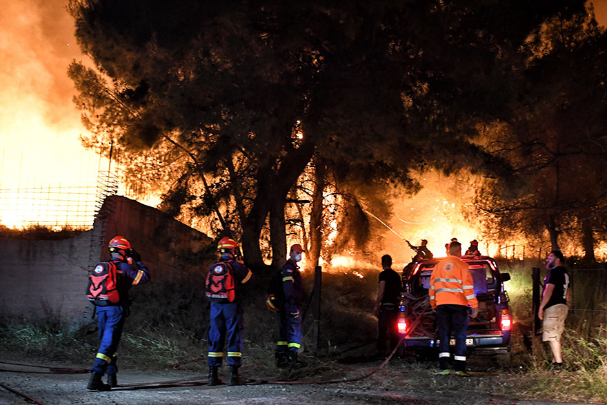 Φωτιά στην Κορινθία: Πυροσβέστες προσπαθούν να περιορίσουν τις φλόγες