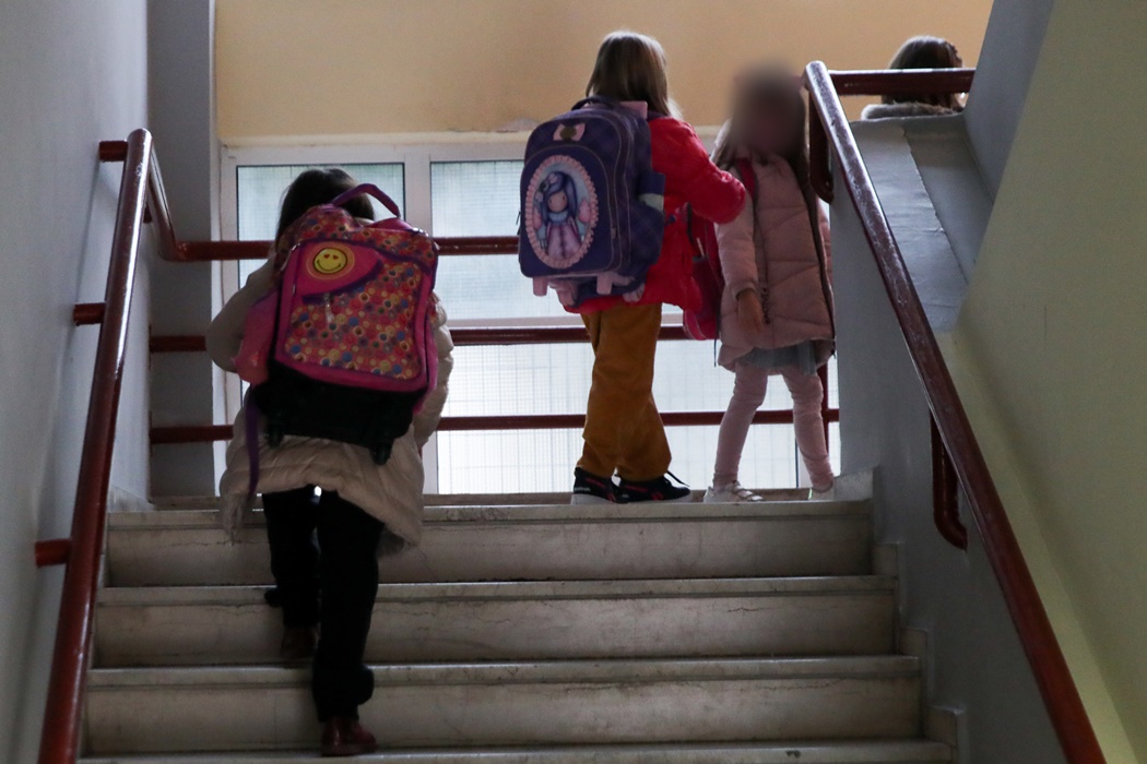 Μαθητές ανεβαίνουν τα σκαλιά του σχολείου τους για να μπουν στις τάξεις τους