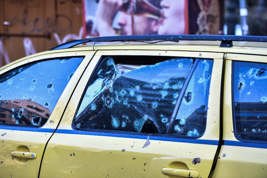 Έκρηξη με έναν τραυματία στη Συγγρού - Ζημιές σε ταξί