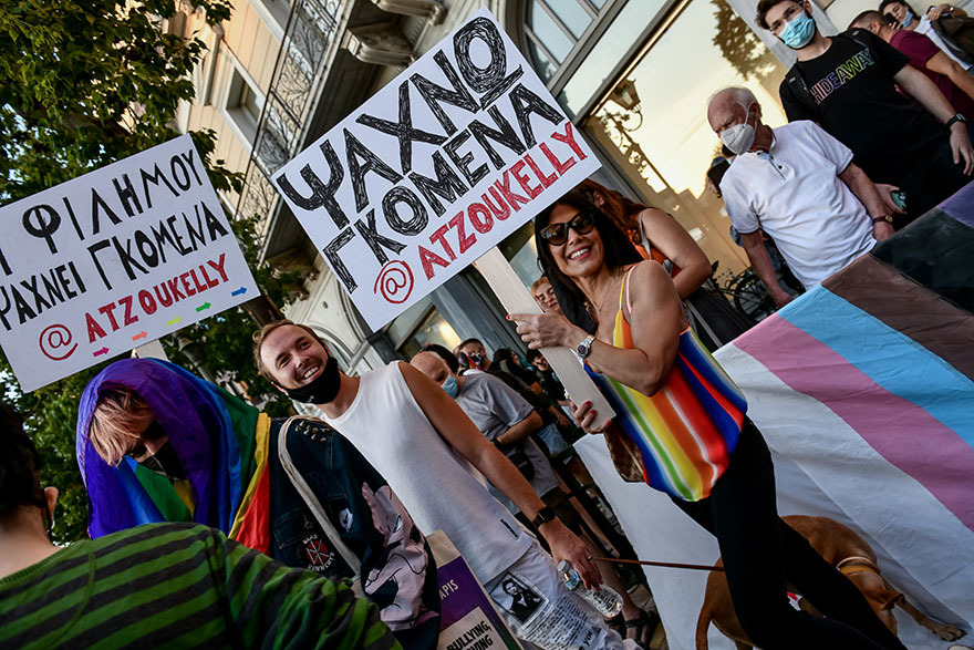 Κόσμος που συμμετέχει στο Athens Pride 2021, στη μεγάλη Παρέλαση Υπερηφάνειας, στέλνει το μήνυμά του για τα δικαιώματα της LGBTQI κοινότητας