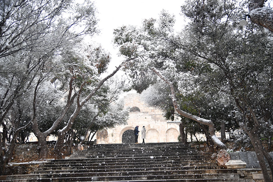 Χιονόπτωση στην περιοχή της Ακρόπολης στην Αθήνα