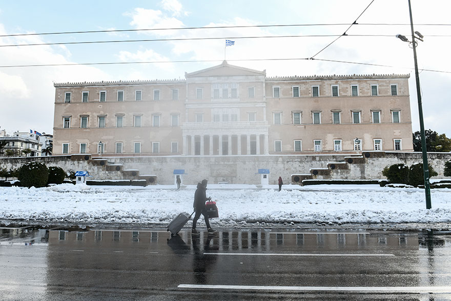 Χιόνια και παγετός στην πλατεία Συντάγματος