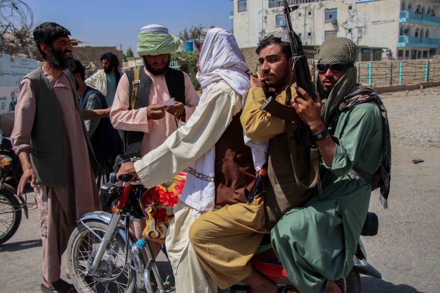 Ταλιμπάν κάνουν έλεγχο στους Αφγανούς πολίτες © EPA / STRINGER