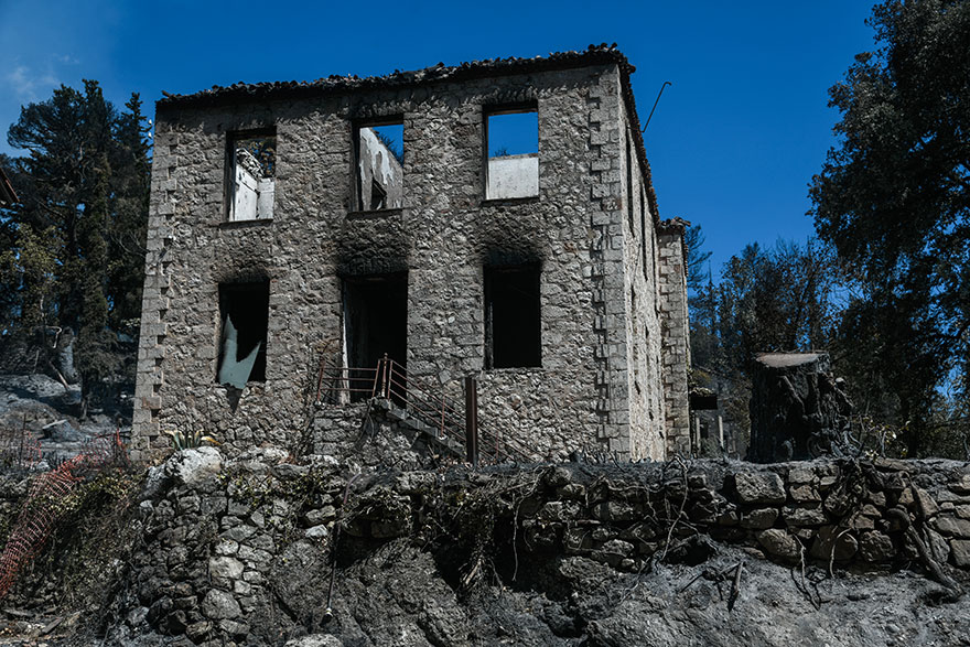 Τατόι - Πρώην βασιλικά κτήματα: Εμφανή τα σημάδια στο κτίριο μετά το πέρασμα της πυρκαγιάς