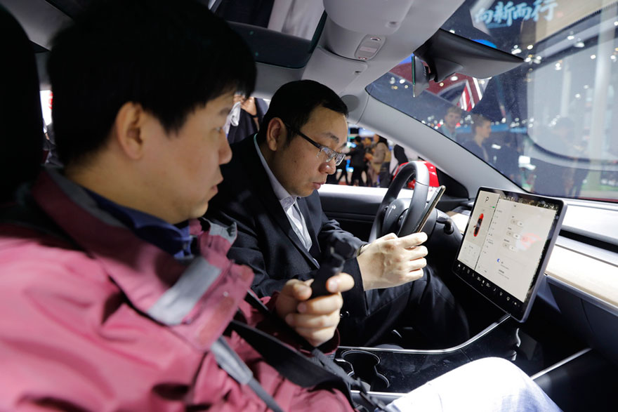 Auto Shanghai 2019: Επισκέπτες μέσα σε αυτοκίνητο της Tesla