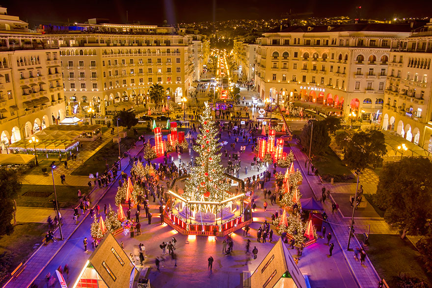 Το χριστουγεννιάτικο δέντρο στην πλατεία Αριστοτέλους στη Θεσσαλονίκη έχει 18 μέτρα ύψος