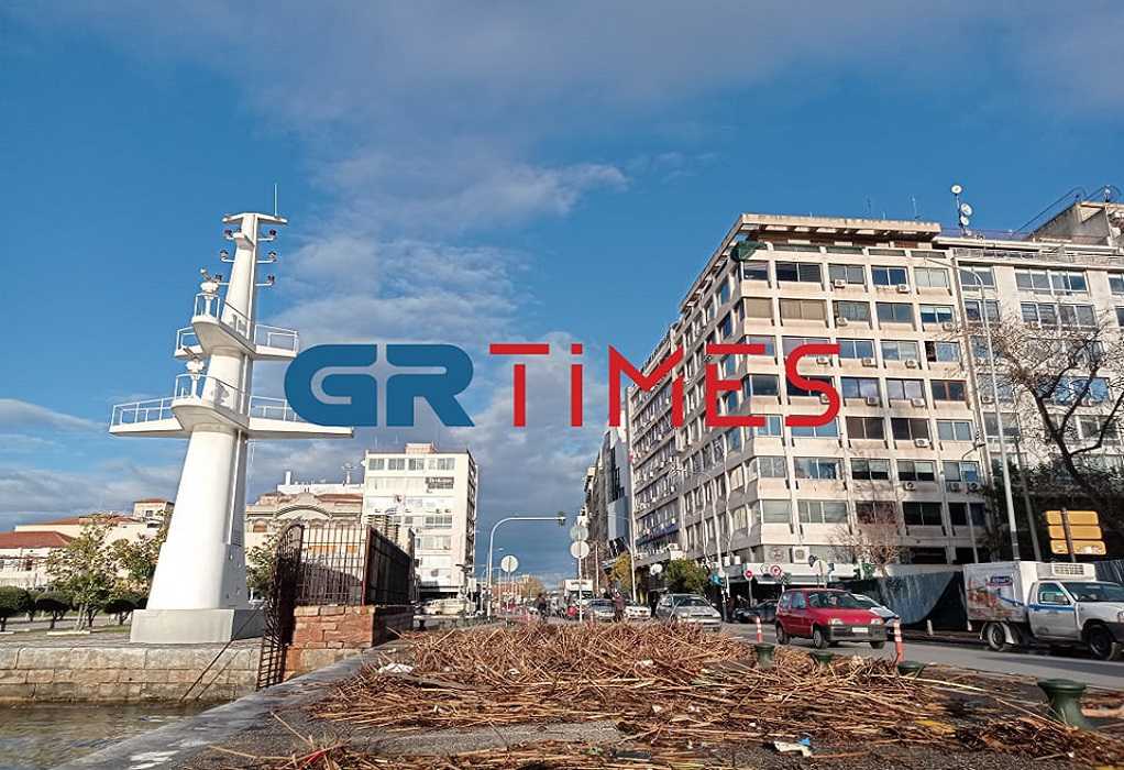 Θεσσαλονίκη: Κλαδιά και αντικείμενα ξέβρασε ο Θερμαϊκός Κόλπος στην παλιά παραλία	