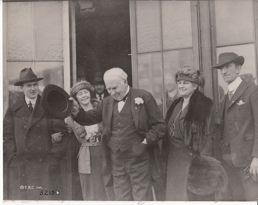 Από αριστερά: Τσαρλσ Έντισον, Κάρολιν Έντισον, Τόμας Έντισον, Μίνα Έντισον και Τόμας Έντισον Τζούνιορ στην είσοδο των εργαστηρίων Έντισον Building 5, 1920