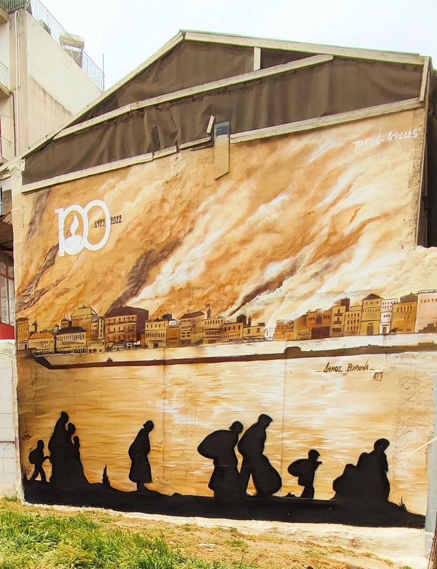 Η τοιχογραφία των Πλάτων και Mister.Achilles στον Βύρωνα για τη Μικρασιατική Καταστροφή - Αποτύπωση της επίσημης αφίσας της Ομοσπονδίας Προσφυγικών Σωματείων Ελλάδας