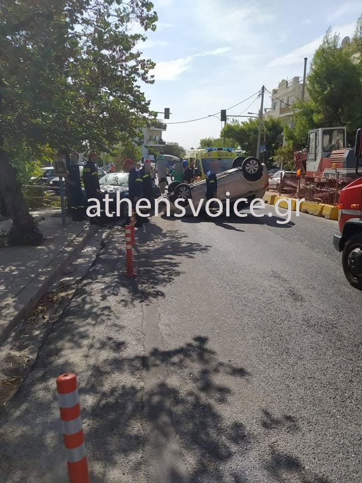 Τροχαίο στο Πολύγωνο: Πυροσβέστες δίπλα από το αυτοκίνητο που αναποδογύρισε