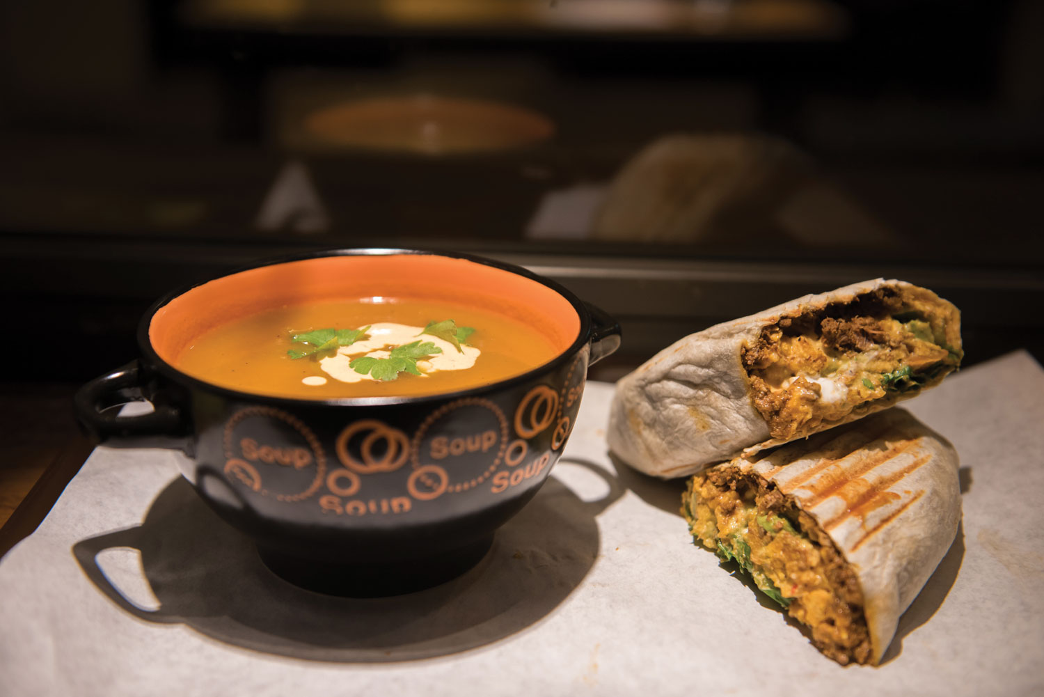 Σούπα γλυκιάς κολοκύθας με τζίντζερ και burrito sabroso Σούπα γλυκιάς κολοκύθας με τζίντζερ και burrito sabroso