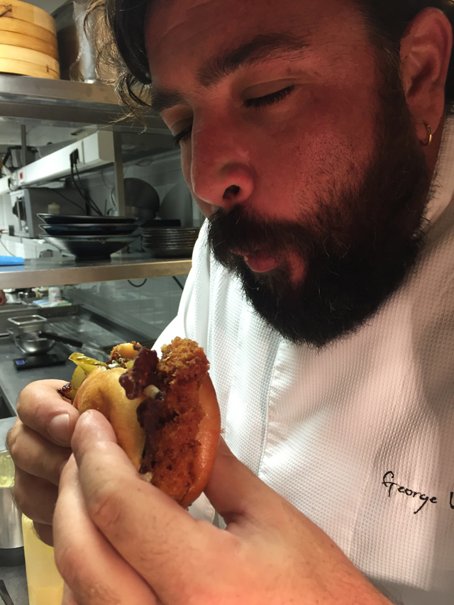 Ο γνωστός bao-φάγος, Γιώργος Βενιέρης, ο πρώτος που έκανε μόδα τα ασιατικά ψωμάκια