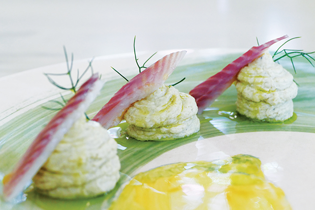 Καπνιστό χέλι με πουρέ άγριας αγκινάρας