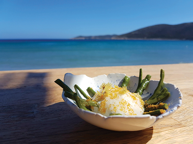 Αμπελοφάσουλα με μους μανούρας, τρίμα αυγοτάραχο και άνθη αμάραντου 