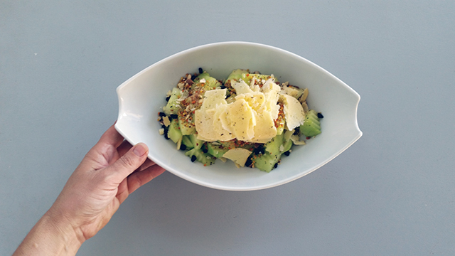 Ζήτησα πεπόνι και αγγούρι. Τα φόρτωσα γύρη και μαλαθούνι και τα παρέδωσα στη γεύση σας. Με ελάχιστο λάδι και σταφίδα η Σύρος και τα Γιούρα που απλώνονται μπροστά γίνονται κομμάτι αυτής της νόστιμης ιστορίας που ξεκινά από μεράκι και καταλήγει στην απόλαυση.