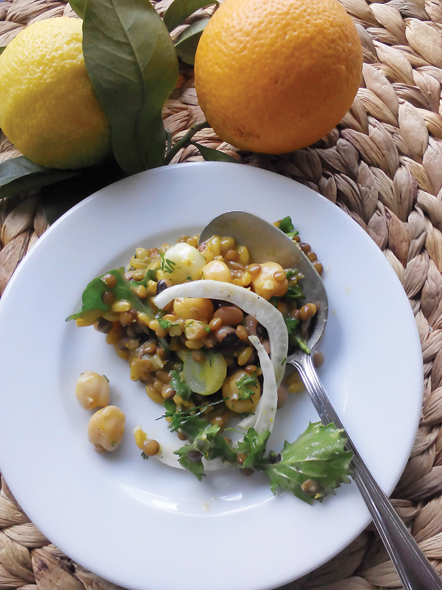 Κυκλαδίτικη σαλάτα «Πολυσπόρια» με ρόκα και μαραθόριζα.