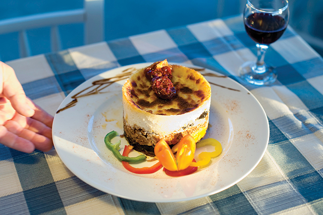 Μουσακάς με μανούρα Μήλου και μπεσαμέλ-φάβα