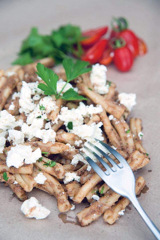 Χειροποίητα στριφτάρια με σιγκάθουρο και κοπανιστή/ Φωτογραφία: Studio Antonellos