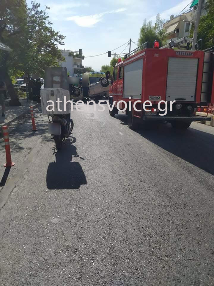 Τροχαίο στο Πολύγωνο: Πυροσβεστικό όχημα στο σημείο όπου αναποδογύρισε αυτοκίνητο