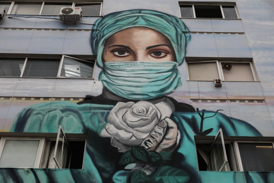 Γκράφιτι στο Τζάνειο - «Η νοσηλεύτρια με το λευκό τριαντάφυλλο» από τον Hambas