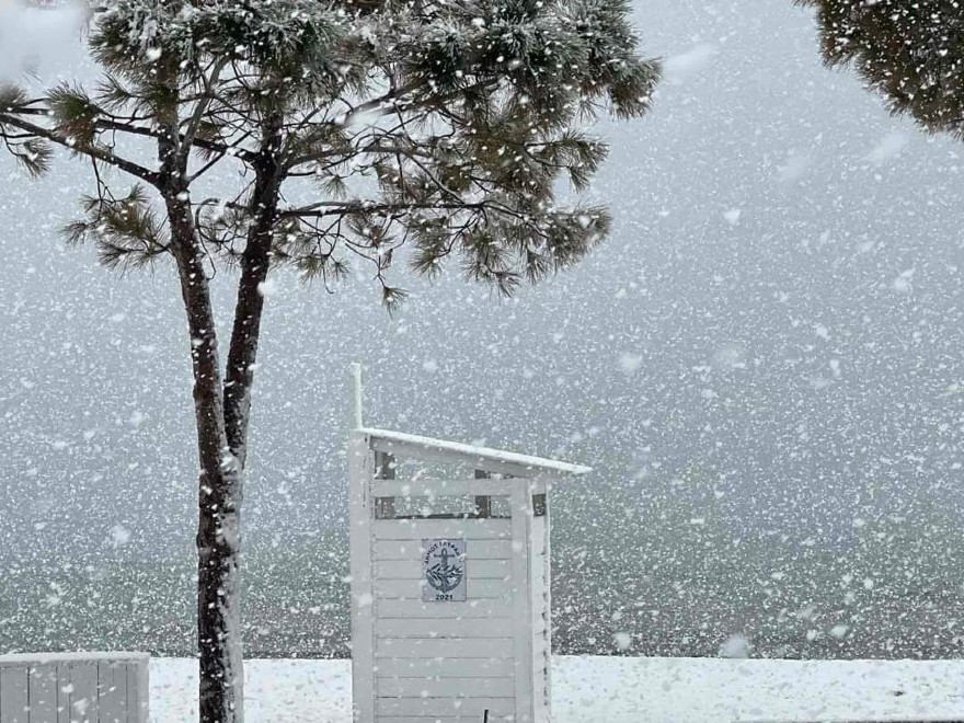 Έντονη χιονόπτωση στη Γλυφάδα λόγω της κακοκαιρίας «Ελπίς»