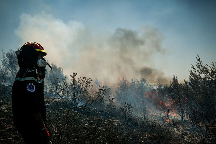 Πυροσβέστης δίπλα στις φλόγες - Η φωτιά στον Βαρνάβα έκαψε δασική έκταση