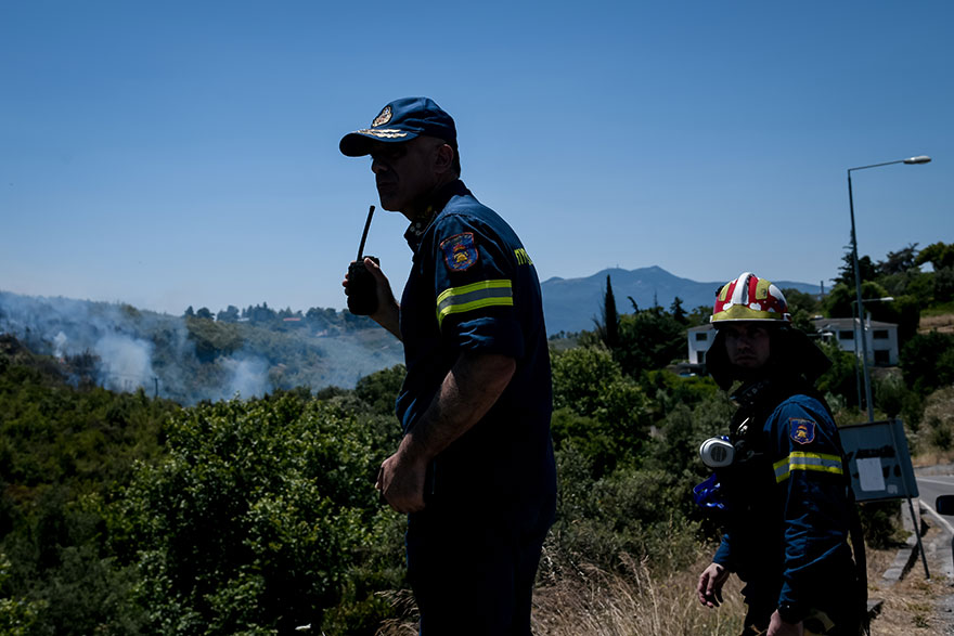 Πυροσβέστες στη φωτιά στον Βαρνάβα - Συνεχής η επικοινωνία στον ασύρματο για την πορεία της πυρκαγιάς