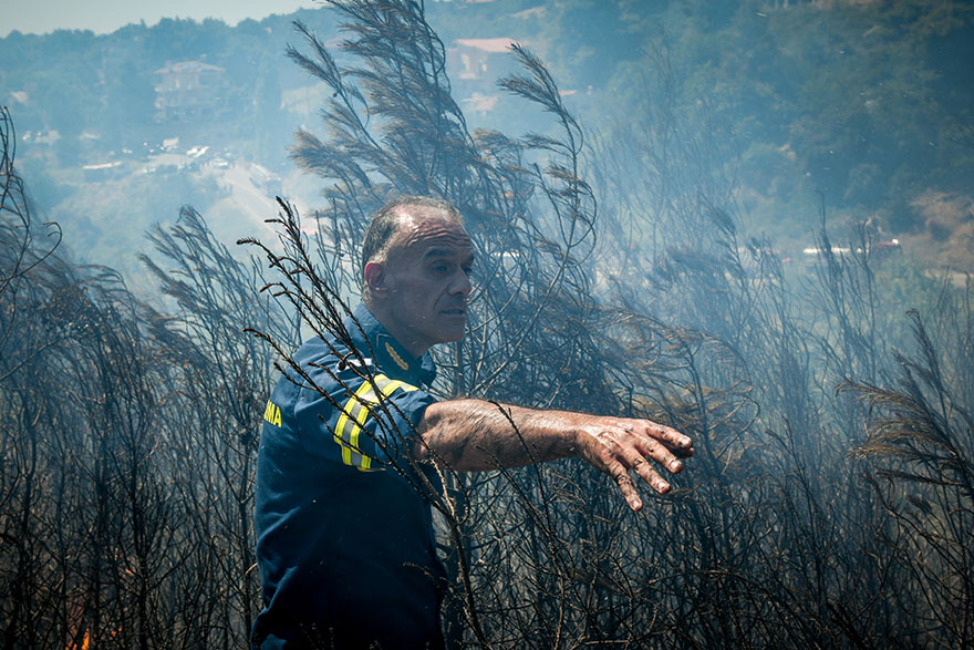 Βαρνάβας - Φωτιά: Πυροσβέστης μέσα στους καπνούς