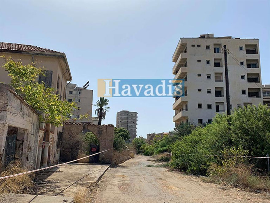 Δρόμος με εγκαταλελειμμένα κτίρια στα Βαρώσια στην Κύπρο, 46 χρόνια μετά την τουρκική εισβολή