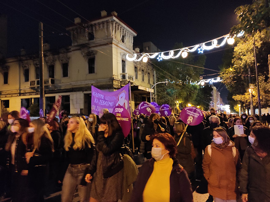 Από την πλατεία Κλαυθμώνος ξεκίνησε η πορεία για την εξάλειψη της βίας κατά των γυναικών