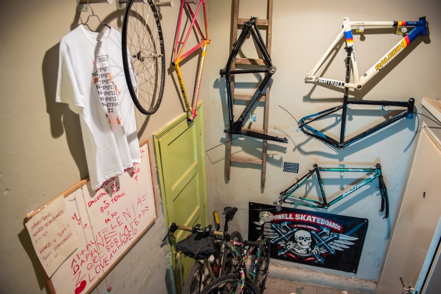 Στο εργαστήριο ποδηλάτων του Vicious Cycles Athens στην καρδιά της Αθήνας 