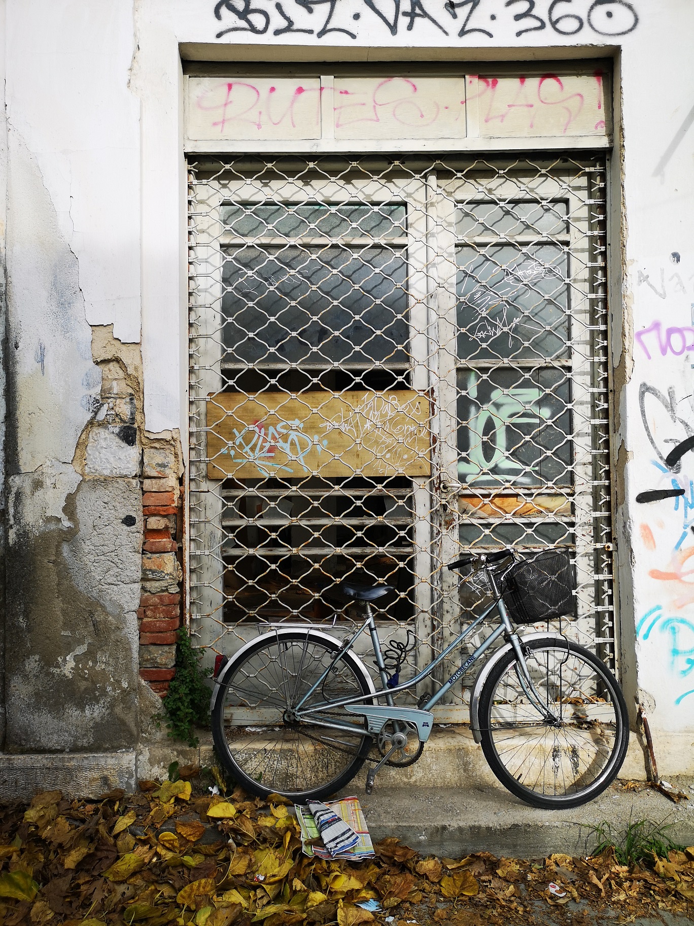 Παλιό ποδήλατο σε εγκαταλλειμένο κτίριο στον Βόλο