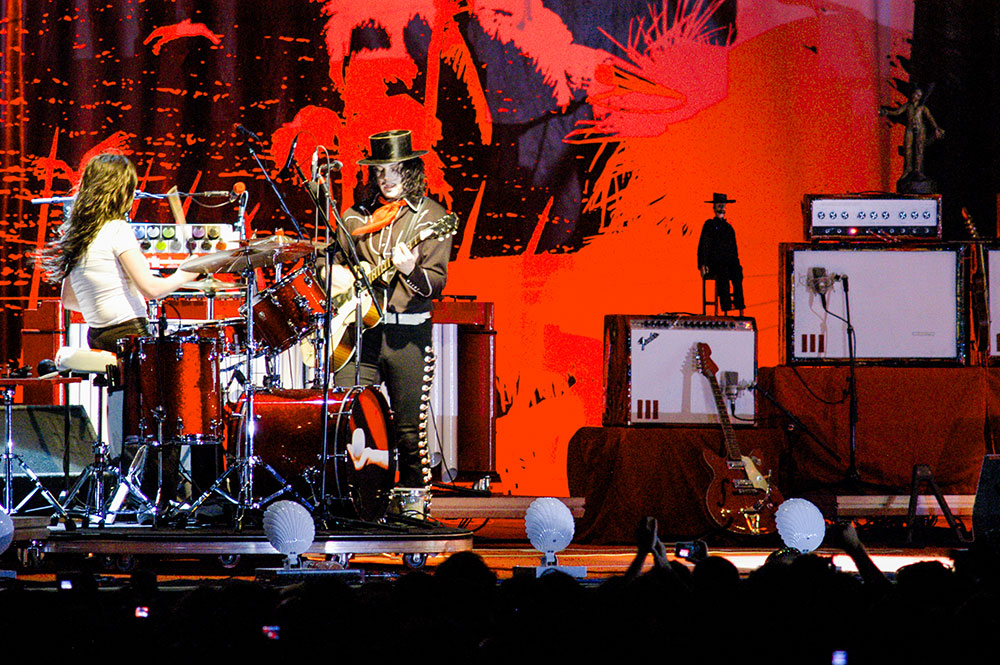 Στιγμιότυπο από τη συναυλία των White Stripes στην Αθήνα, τον Ιούλιο του 2005