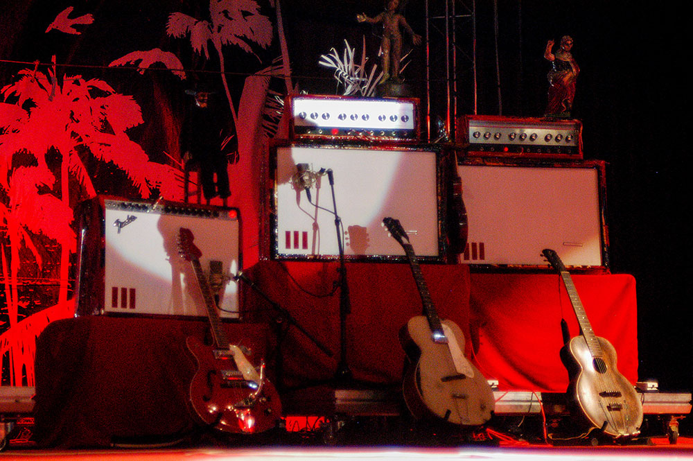 Στιγμιότυπο από τη συναυλία των White Stripes στην Αθήνα, τον Ιούλιο του 2005