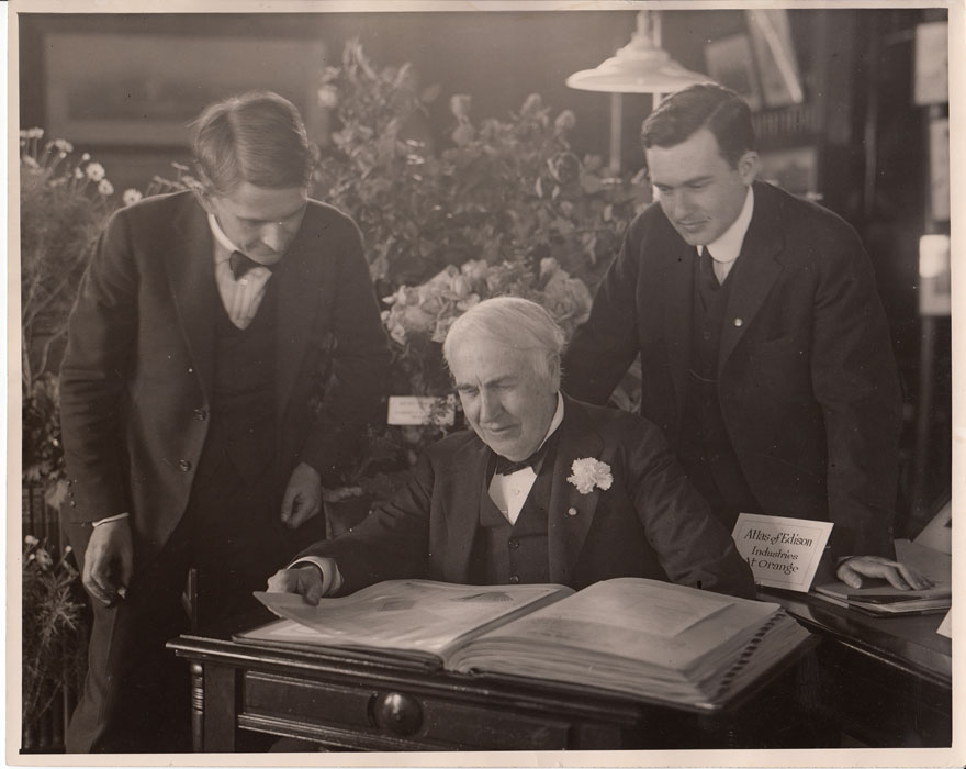 Από αριστερά: Γουίλιαμ Μάξγουελ, Τόμας Έντισον και Τσάρλς Έντισον κοιτάζουν ένα χάρτη των περιουσιακών στοιχείων του Έντισον, στα 73α του γενέθλια (1920)