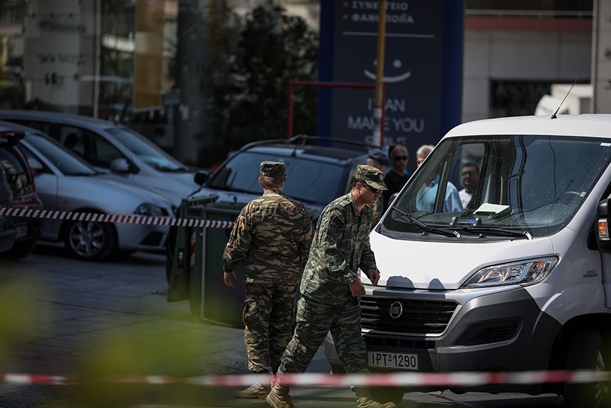 Κλιμάκιο του ελληνικού στρατού στο πλυντήριο αυτοκινήτων στη Νίκαια, όπου βρέθηκε χειροβομβίδα