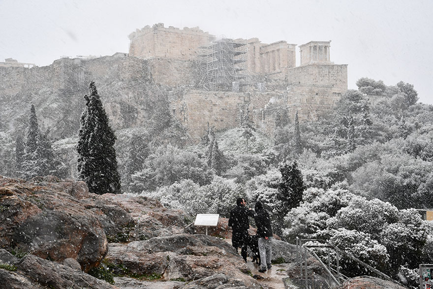 Λευκό τοπίο στο κέντρο της Αθήνας με φόντο τη χιονισμένη Ακρόπολη