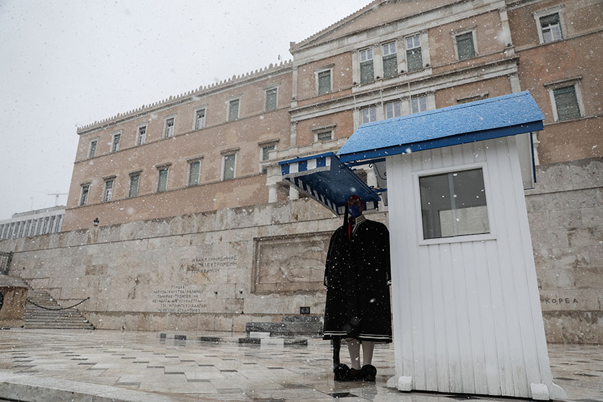 Τσουχτερό κρύο και χιόνι στο Μνημείο του Άγνωστου Στρατιώτη στο Σύνταγμα