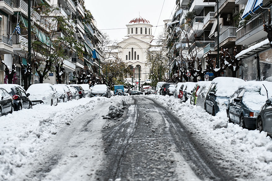 Αυτοκίνητα μέσα στα χιόνια στο κέντρο της Αθήνας