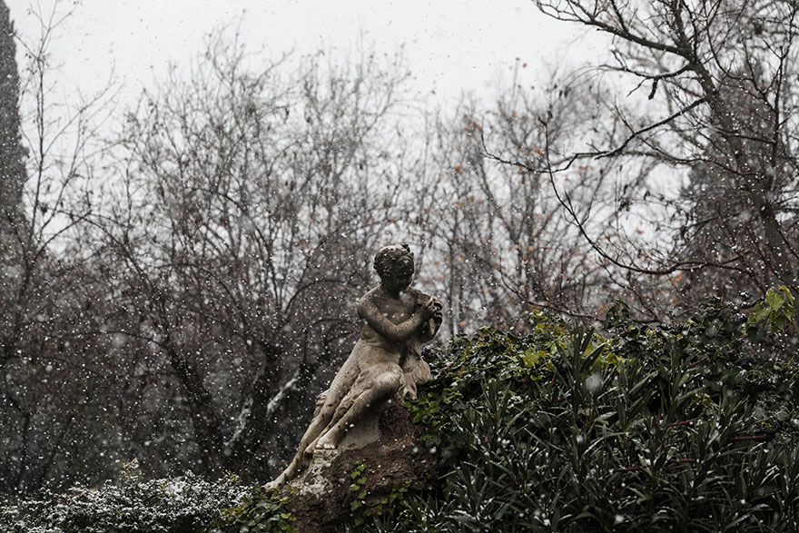 Άγαλμα στο κέντρο της Αθήνας εν μέσω χιονόπτωσης