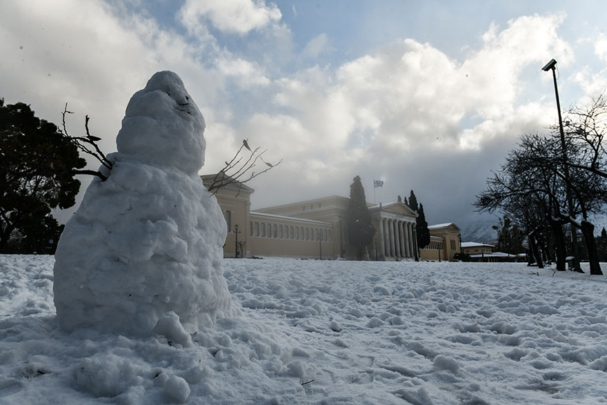 Χιονάνθρωπος με φόντο τα χιόνια στο Ζάππειο Μέγαρο στο κέντρο της Αθήνας