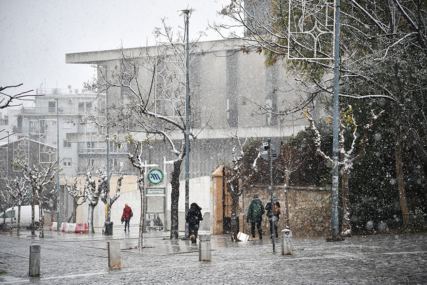 Χιονόπτωση έξω από το Μετρό «Ακρόπολη» στο κέντρο της Αθήνας