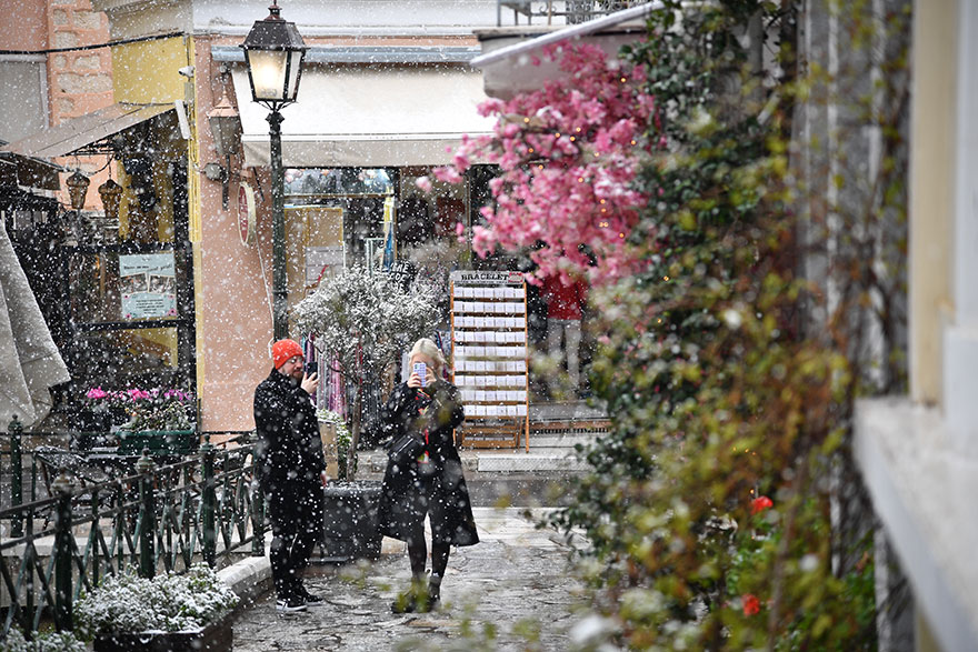 Πολίτες στο κέντρο της Αθήνας βγάζουν φωτογραφίες τα χιόνια