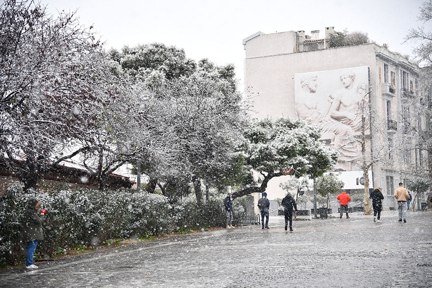 Χιονόπτωση στη Διονυσίου Αρεοπαγίτου στην Αθήνα
