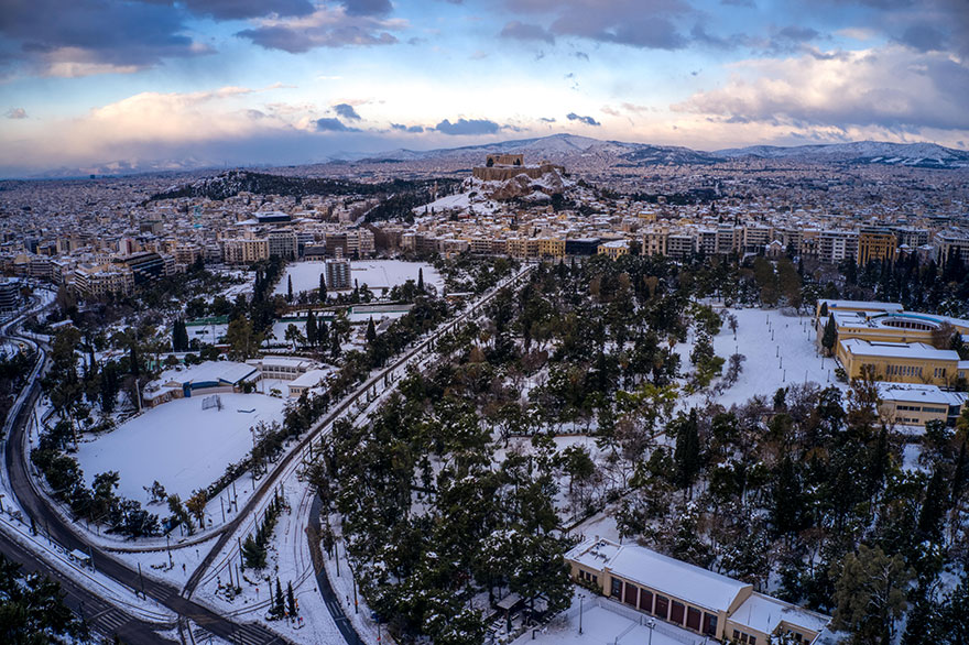 Χιόνια στο κέντρο της Αθήνας ένα 24ωρο μετά την κακοκαιρία