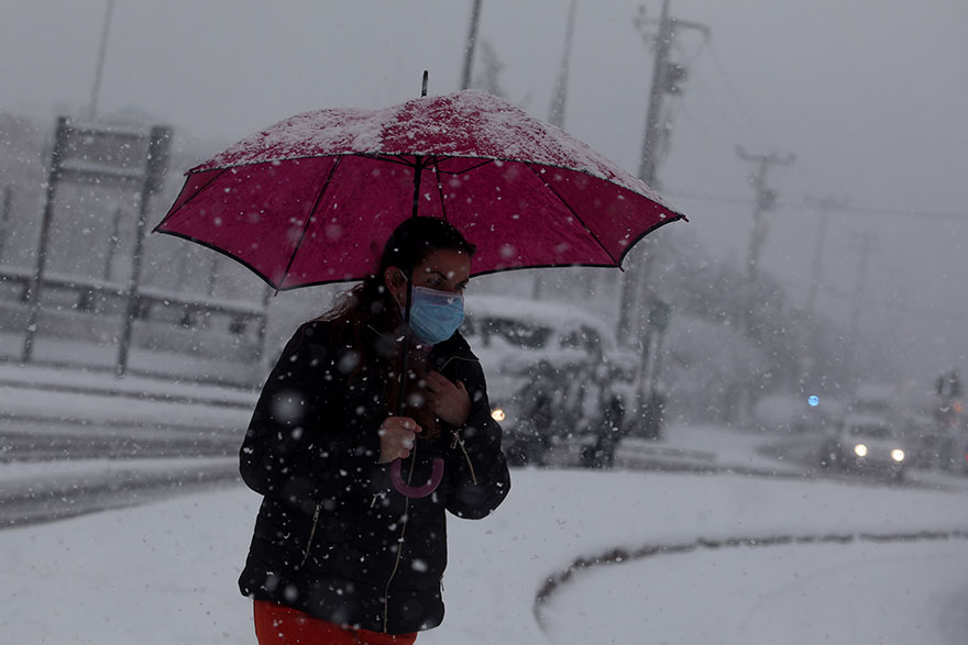 Γυναίκα με ομπρέλα στα χιόνια στην Αγία Παρασκευή