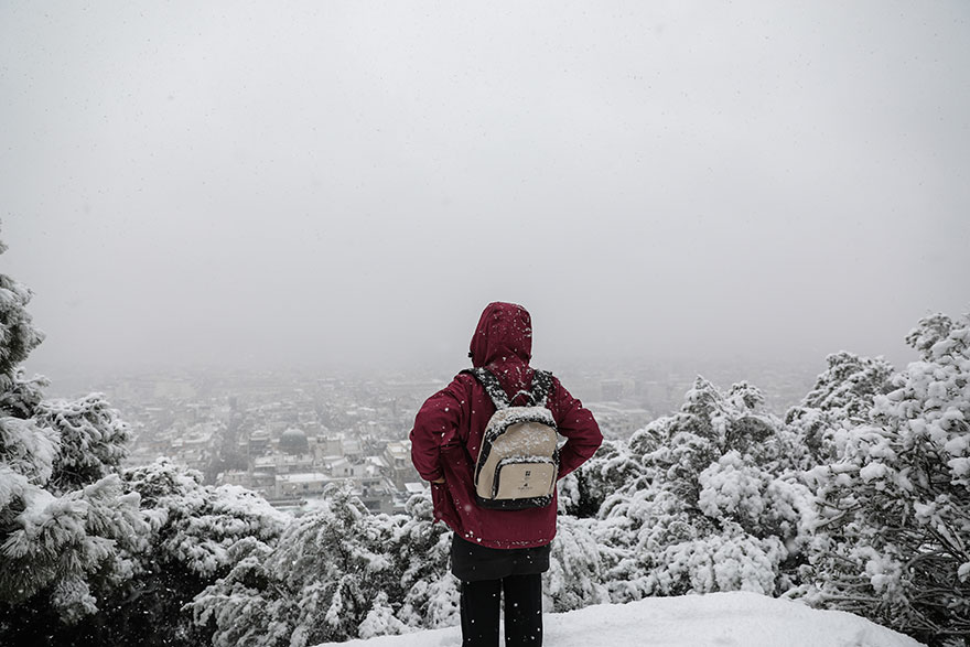 Ορατότης μηδέν στον Λυκαβηττό, καθώς η κακοκαιρία «Ελπίς» έφερε πυκνή χιονόπτωση στο κέντρο της Αθήνας
