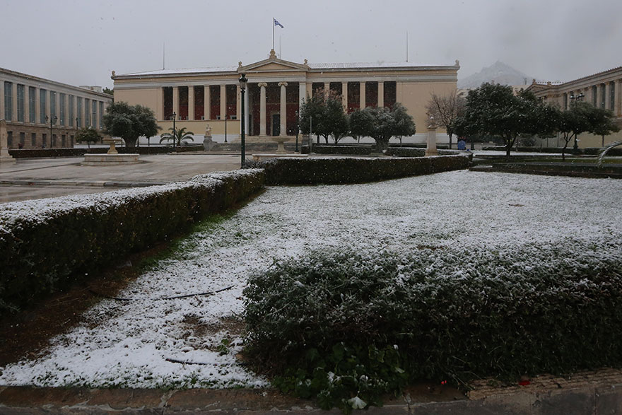 Χιόνια στην Πανεπιστημίου στο κέντρο της Αθήνας