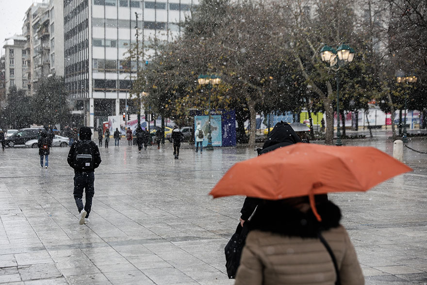 Χιονόπτωση στο κέντρο της Αθήνας έφερε η κακοκαιρία «Ελπίς»