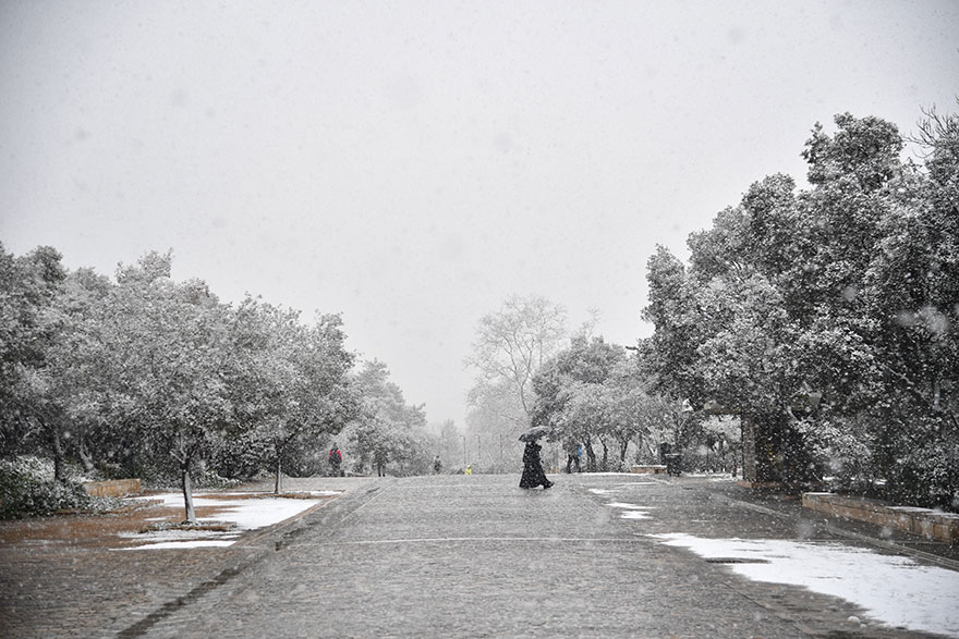 Χιόνια στη Διονυσίου Αρεοπαγίτου στο κέντρο της Αθήνας 